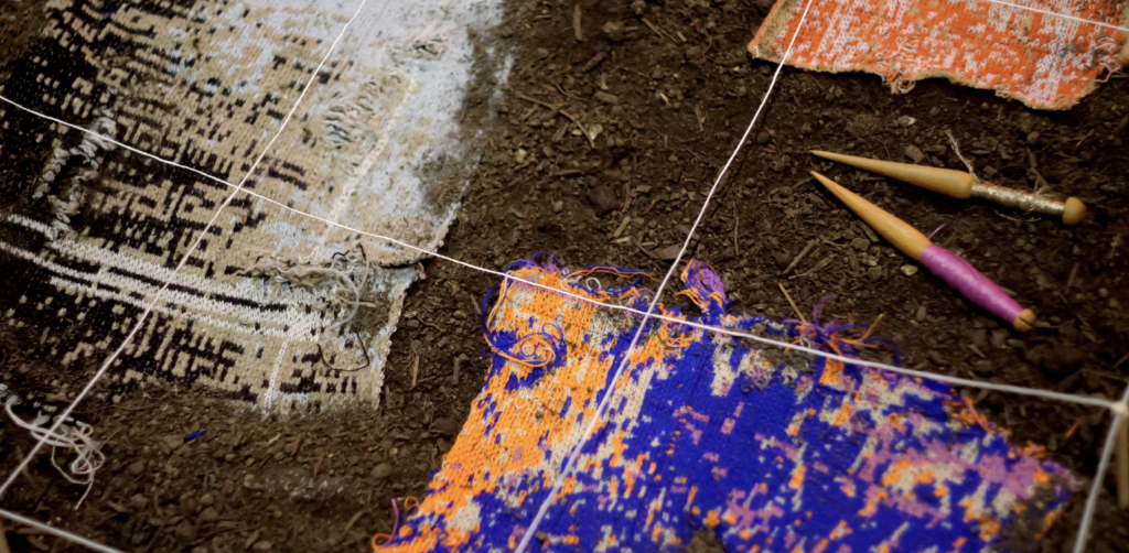 Bribes, 2016. Tricotage manuel sur machine à tricoter à commande numérique, teinture, fils acryliques et polyester inox, format variable.